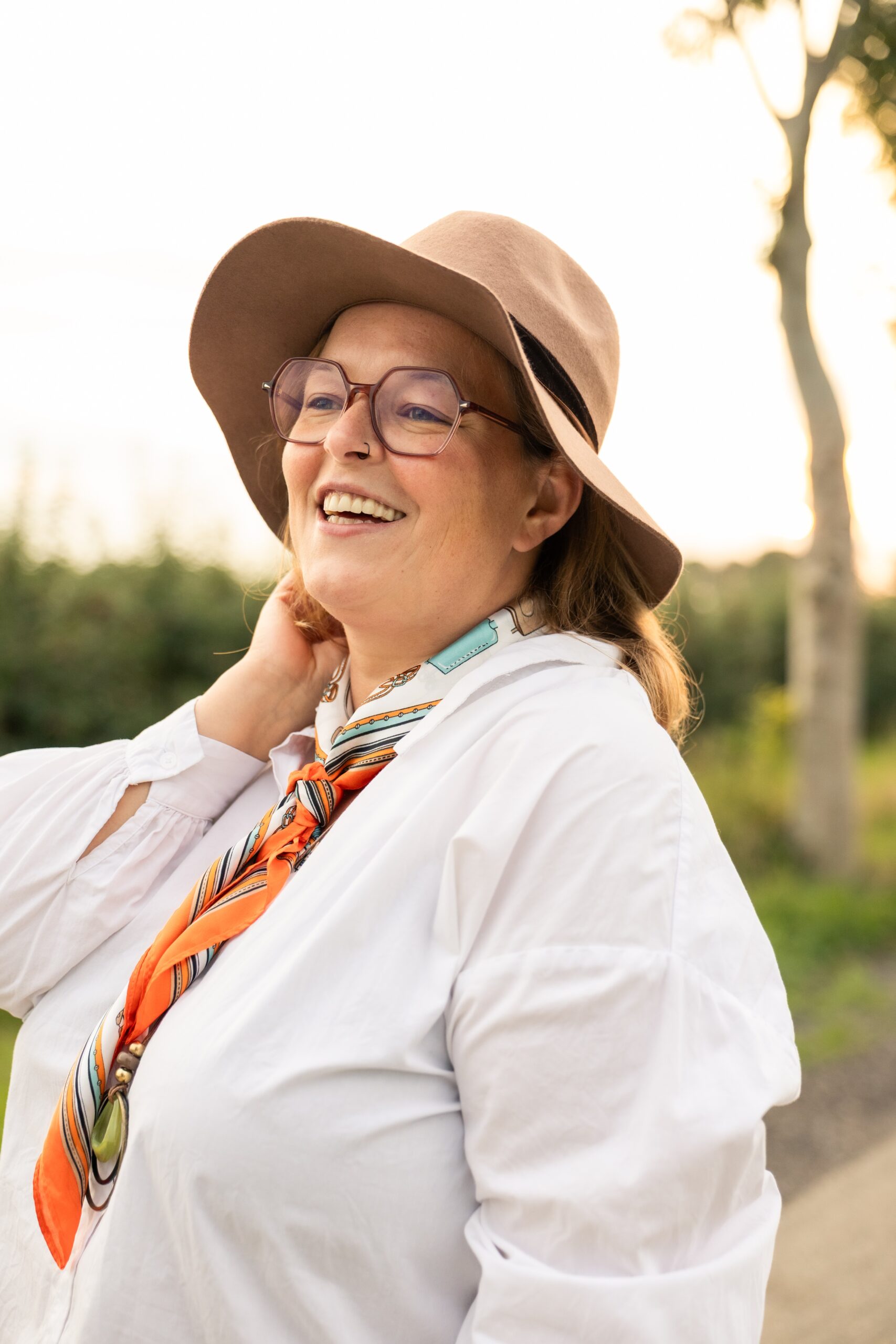 Isabel Bekhuis lachend met hoed in het veld