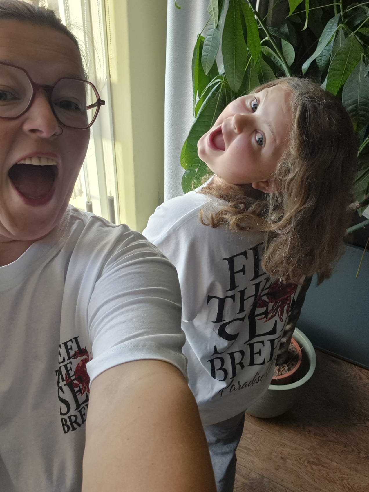 Isabel Bekhuis lachend met haar dochter