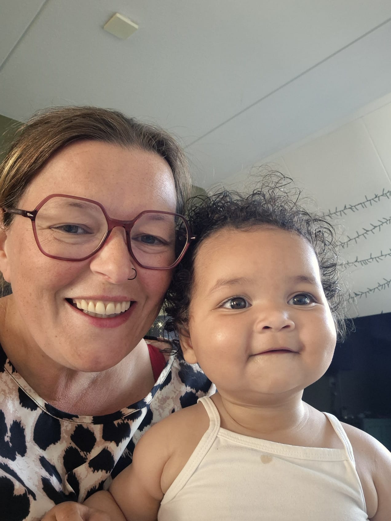 Isabel Bekhuis lachend met haar kleinkind