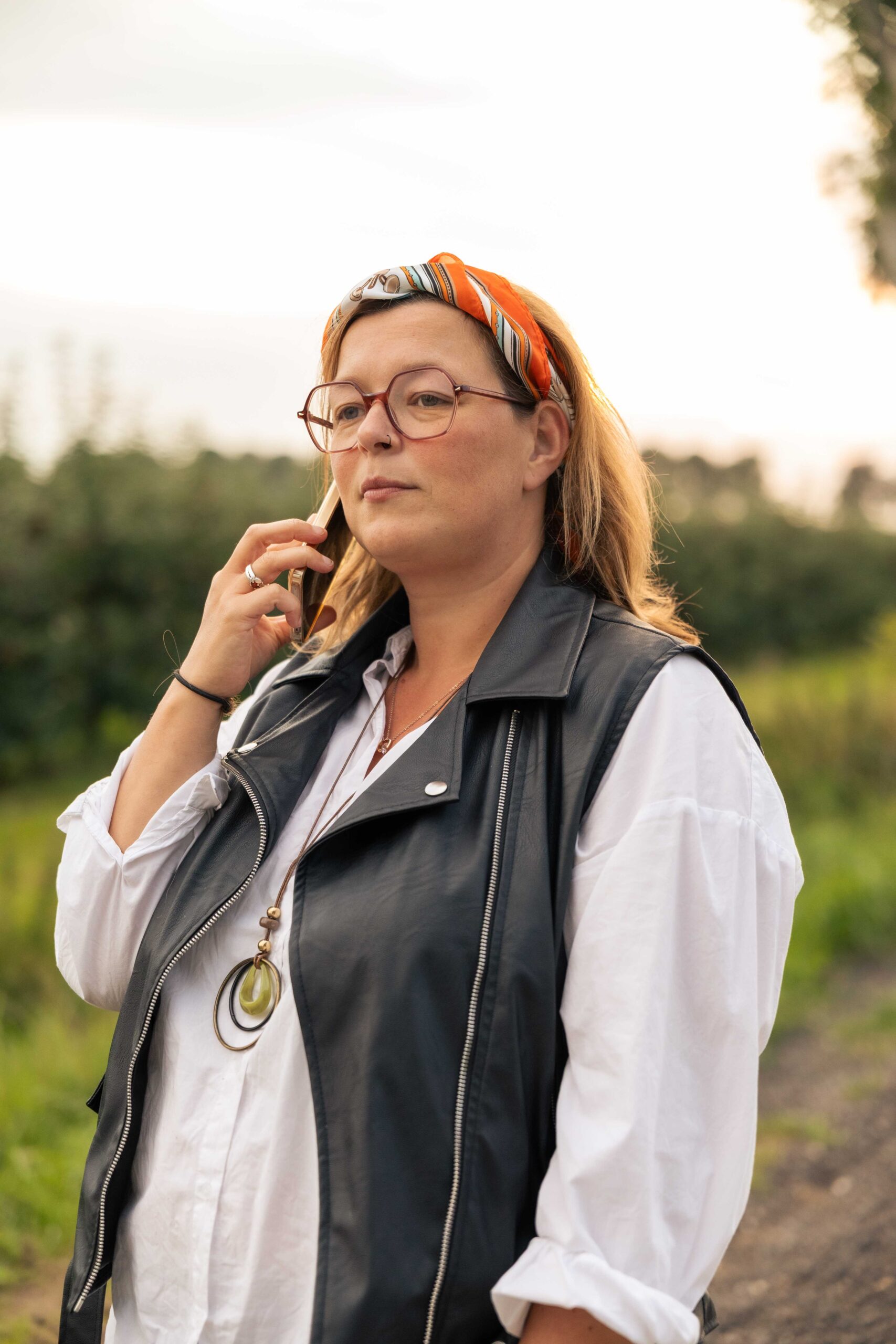 Ondersteuning & sparren Isabel Bekhuis van Happiness by Lou aan de telefoon met een klant